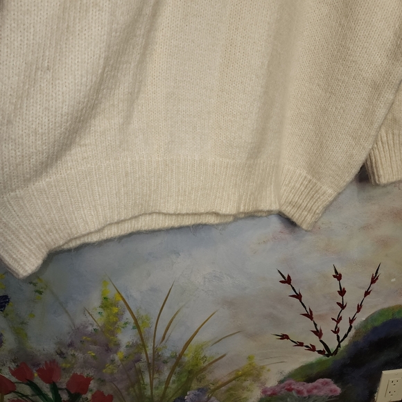 Vintage-Inspired White Oversized Long Sleeve Sweater - Picture 7 of 10